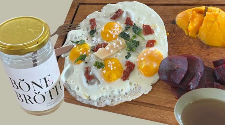 Huevos a la plancha con remolacha, mango y caldo de huesos