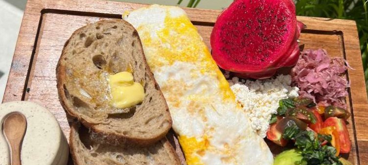 Desayuno con pan de masa madre, tortilla, pitaya, queso fresco y ensalada