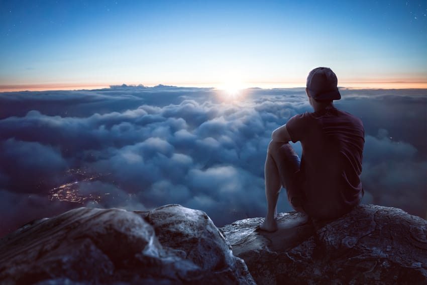Amanecer sobre un mar de nubes desde la montaña