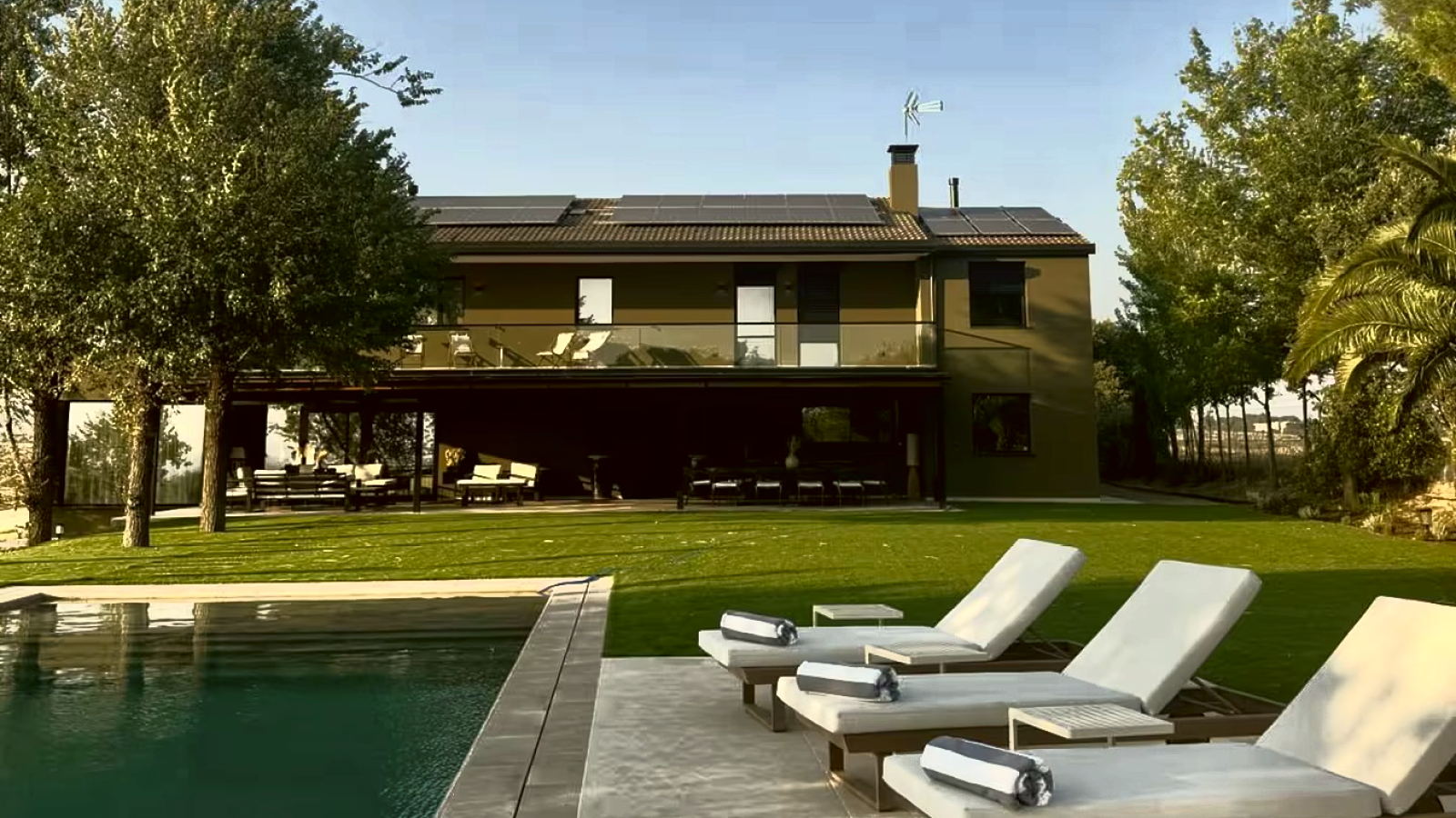 Alojamiento premium del retiro de longevidad en Madrid: finca privada con piscina