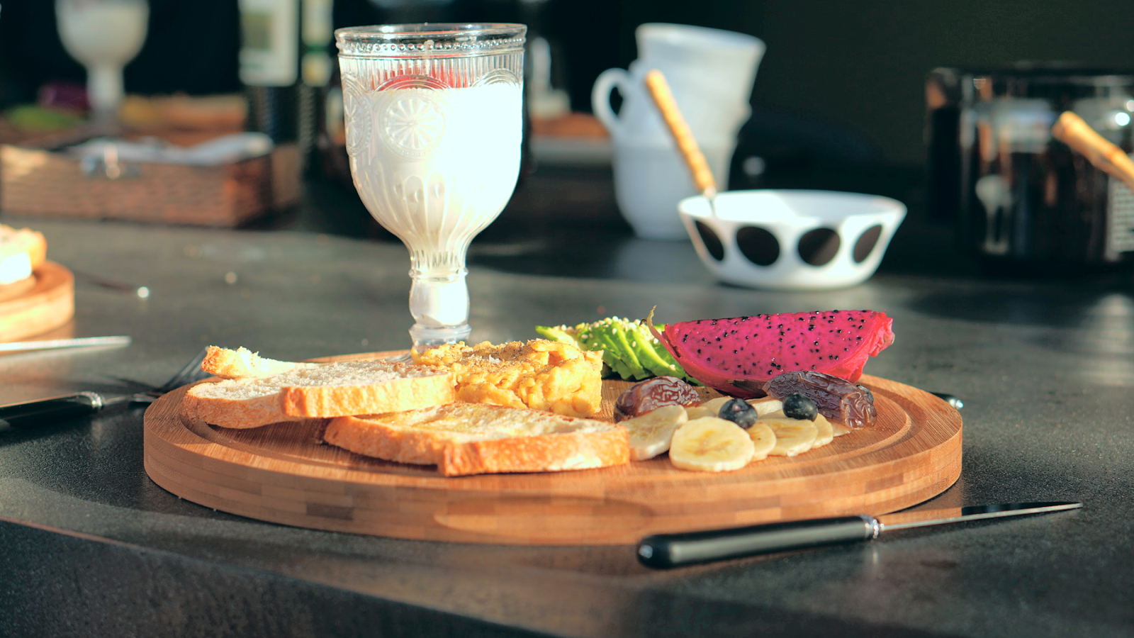 Comida real y orgánica del retiro: tabla con pan de masa madre, fruta y huevos