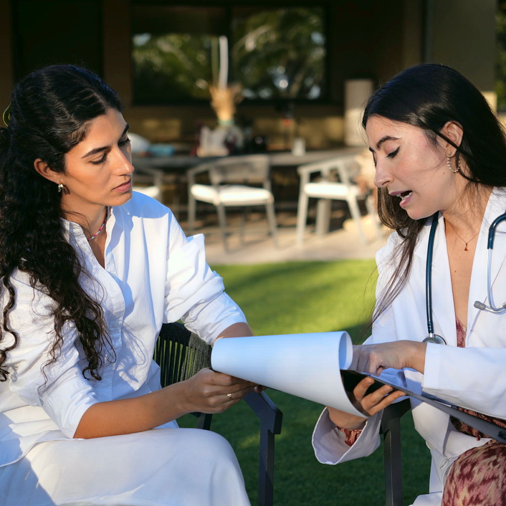 Médica revisando el informe de resultados de un participante